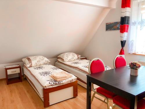 1 double bed, 2 twin beds