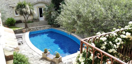 Gîte familial 6 personnes climatisé, piscine partagée chauffée, proche Nîmes, Uzès, Pont du Gard, Cévennes