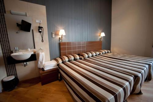 Double or Twin Room with Shared Bathroom