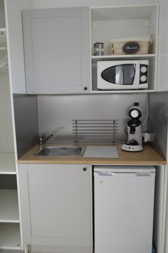 Kitchen, Sun and cosy near Chez Tonton