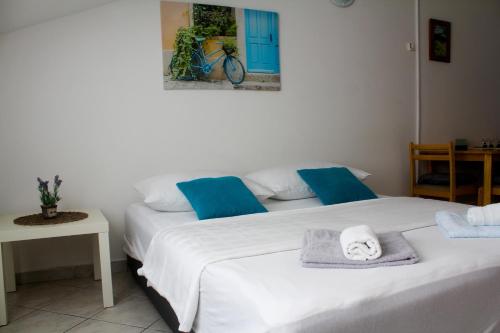 1 double bed, 1 twin bed, 1 sofa bed