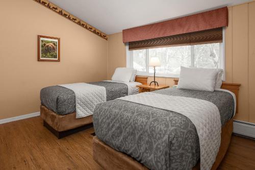 2 queen beds, 2 twin beds