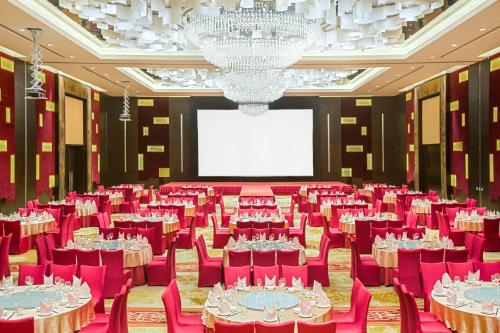 252981487 Crowne Plaza Guangzhou Huadu by IHG - Free Shuttle bus between hotel to Exhibition Center During Canton Fair
