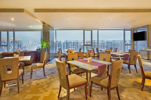 252981489 Crowne Plaza Guangzhou Huadu by IHG - Free Shuttle bus between hotel to Exhibition Center During Canton Fair