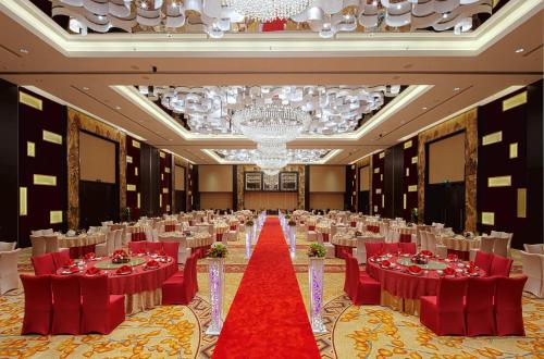 252981490 Crowne Plaza Guangzhou Huadu by IHG - Free Shuttle bus between hotel to Exhibition Center During Canton Fair