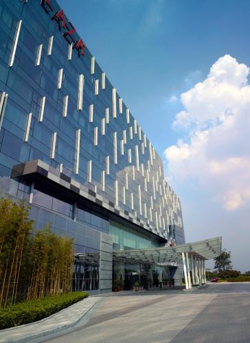 252981492 Crowne Plaza Guangzhou Huadu by IHG - Free Shuttle bus between hotel to Exhibition Center During Canton Fair