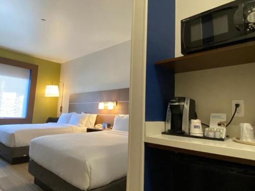 Holiday Inn Express & Suites Beaumont - Oak Valley, an IHG Hotel