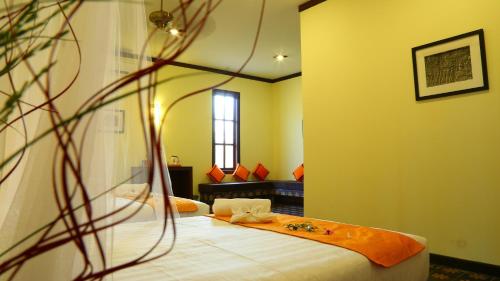 1 queen bed, 2 twin beds