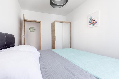 4 twin beds