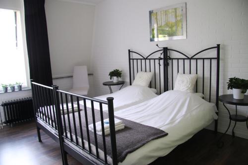 2 twin beds, 2 bunk beds