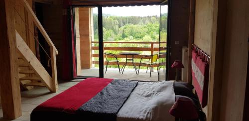 Le Jura en toutes saisons Piscine, SPA, location VTT, balades 2cv, climatisation 1