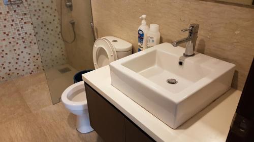 Bathroom, Regalia Residences by 109 Suites near Sentosa Medical Centre