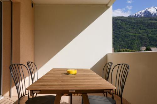 阳台/露台, Modern apartment close to Martigny train station in 马蒂尼