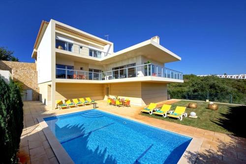  Patroves Villa Sleeps 8 Pool Air Con WiFi, Unterkunft in Patroves