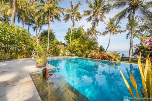 Villa Burung, Breathtaking oceanfront, infinity pool 3BR