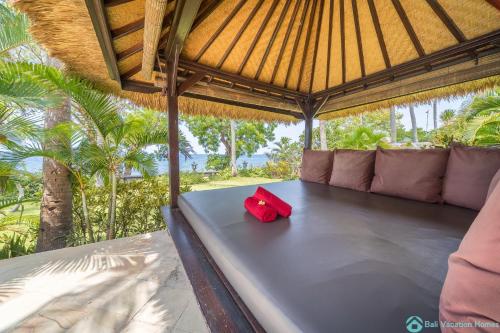 Villa Burung, Breathtaking oceanfront, infinity pool 3BR