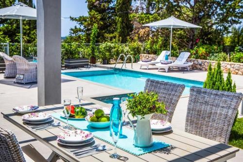  Mousata Villa Sleeps 3 Pool Air Con WiFi in Mousata
