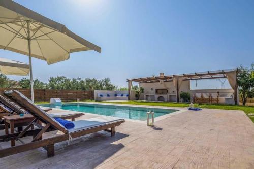  Chartata Villa Sleeps 8 Pool Air Con WiFi in Khartáta
