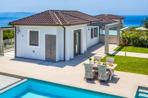 Mousata Villa Sleeps 3 Pool Air Con WiFi in Mousata