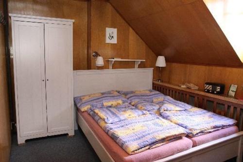 1 queen bed, 1 sofa bed