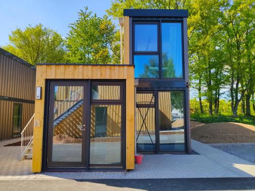 Modern ausgebauter Überseecontainer als Tiny House