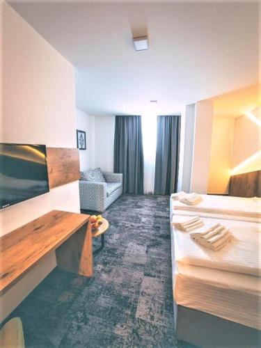 Orange Hotel - image 10