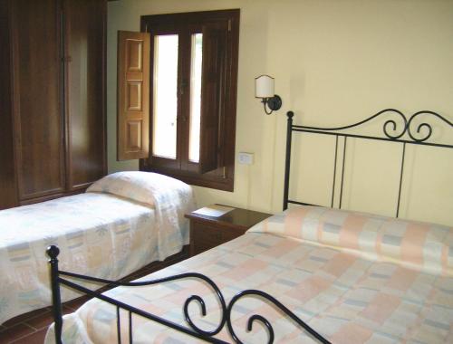 1 queen bed, 1 twin bed