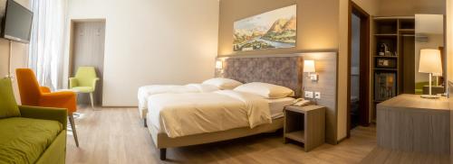 1 queen bed, 1 twin bed