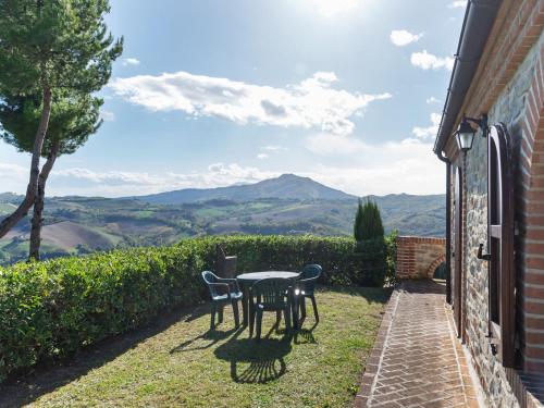  Valley View Holiday Home in Montelparo with Pool Garden, Pension in Montelparo bei Rotella