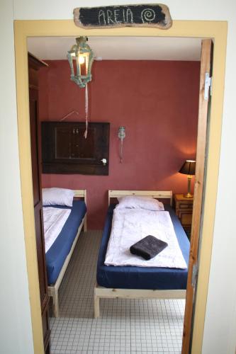 2 twin beds