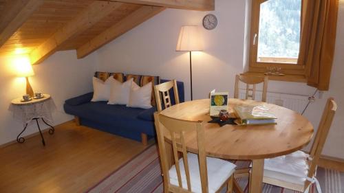 2 bedrooms, 5 beds