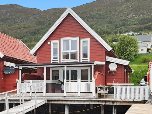 B&B Larsnes - Four-Bedroom Holiday home in Gursken 3 - Bed and Breakfast Larsnes