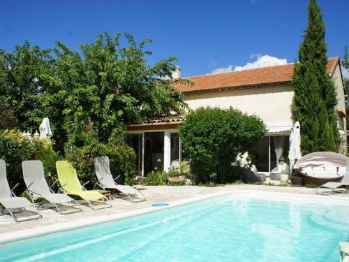 Alluring Holiday Home in Aubagne France with Fireplace gîte à louer Saint-Pierre