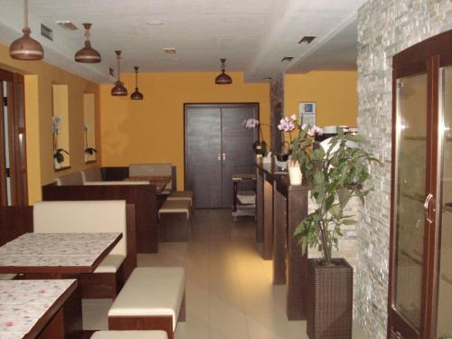 Guesthouse Pri Štorklji - image 14
