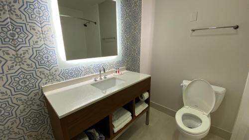 Days Inn & Suites by Wyndham Norcross - image 2