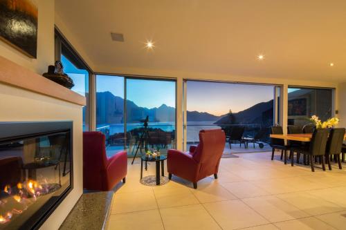 Queenscliff Villa - outstanding views and close to town - image 3