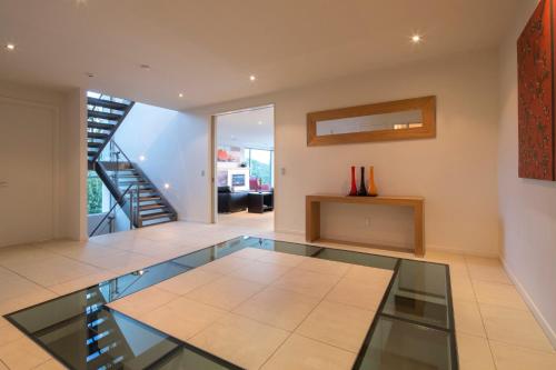 Queenscliff Villa - outstanding views and close to town - image 2