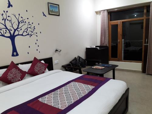 Hotel Avlokan - Near Kainchi Dham Mandir