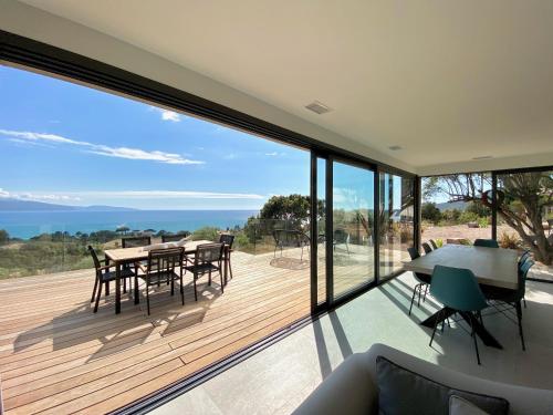 Villa haut de gamme avec splendide vue mer et piscine, passage secret a decouvrir