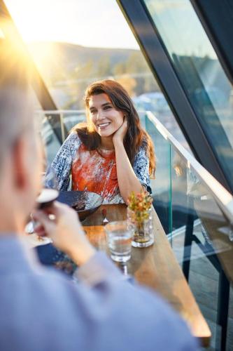 Golden Crown - Levin Iglut