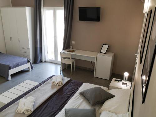 Quadruple Room with Balcony image 5