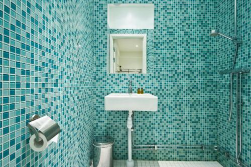 room detail thumbnail 2