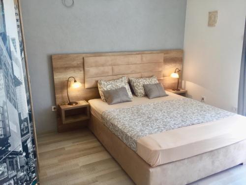 1 queen bed, 2 sofa beds