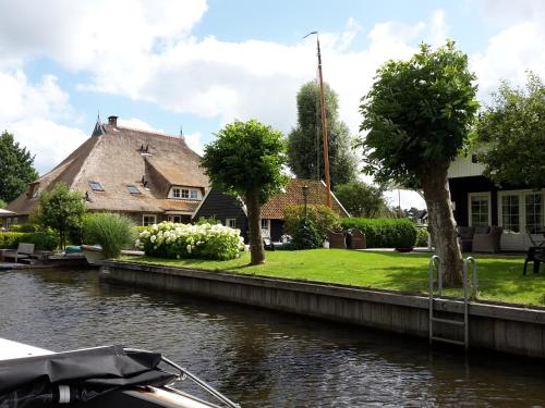 Garden, d'Oude Herbergh, vakantiehuizen aan het water in Heerenveen