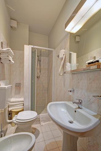 Astor Hotel - image 11
