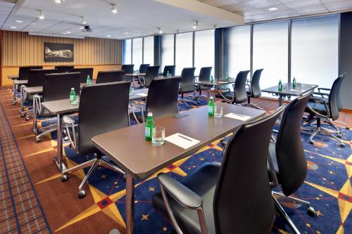 Sheraton Cleveland Airport Hotel - image 7