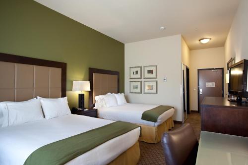 2 queen beds