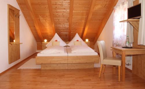 1 queen bed, 2 twin beds