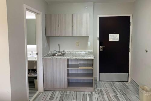 廚房, 夏洛特機場麥克羅特套房酒店 (Microtel Inn & Suites by Wyndham Charlotte Airport) in 夏洛特道格拉斯機場區