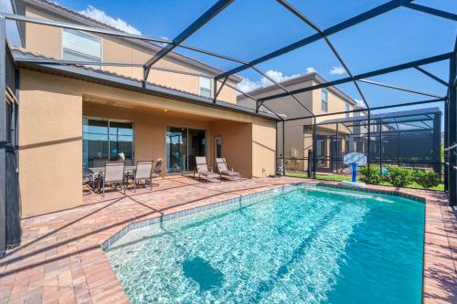 Stunning 5 bedroom home with private pool - image 7